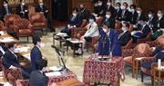 答弁を行う安倍晋三首相＝２８日午後、国会・衆院第１委員室（春名中撮影）