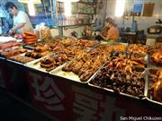 中国・食材市場の鶏と豚肉を中心とした商店