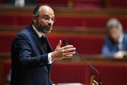 ２８日、外出禁止令を段階的に解除する方針を表明したフランスのフィリップ首相(AP)