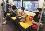 高架鉄道ＢＴＳで、乗客が隣り合わないようバツ印が付けられた座席＝タイ・バンコク（共同）