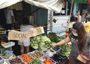 「ソーシャル・ディスタンス」を保つため店員と客の間にひもを張った店＝フィリピン・マニラ（共同）