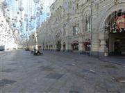 新型コロナウイルスをめぐる外出制限により、モスクワの「赤の広場」に隣接する有名なグム百貨店（右）の前にも人の姿は見えない＝４月１日（小野田雄一撮影）