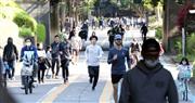 大型連休を迎えた駒沢公園では、外出自粛要請が出る中、ランニングや散歩をする人の姿が見られた＝４月２５日午後、東京都世田谷区（川口良介撮影）