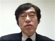テレビ会議システムで取材に応じる、りんくう総合医療センターの山下静也院長