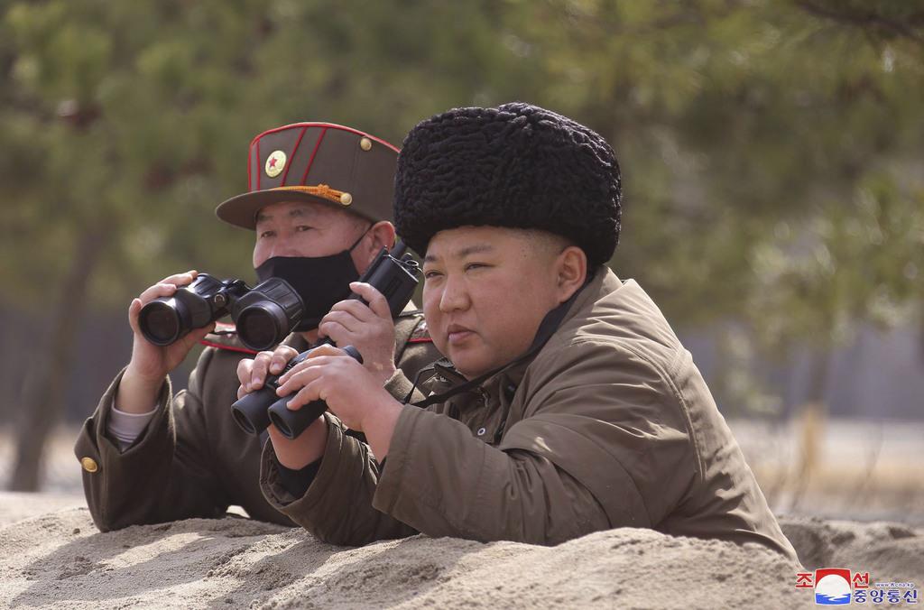 ３月、北朝鮮軍の砲撃訓練を指導する金正恩朝鮮労働党委員長（朝鮮通信＝共同）