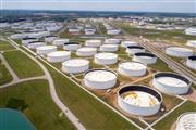 米オクラホマ州クッシングの原油貯蔵施設。米原油先物相場では、原油価格がマイナスとなる珍事が起きるなど、原油市場の混迷が深まっている（ロイター）