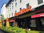 店内飲食を休止して営業するロイヤルホストの店舗には、テイクアウト告知が張り出された＝１日（ロイヤルホールディングス提供）