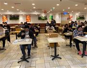 北京市内では飲食店の営業再開が進んでいるが、対面で食事をしないように席を配置するなど感染防止策が続いている＝４月２日（三塚聖平撮影）