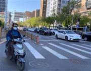 北京市中心部では出退勤時間帯に車が増え、渋滞するようになった＝４月２１日（三塚聖平撮影）