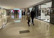 北京市中心部「国貿」の商業ビル内に並ぶブランド店＝４月２１日（三塚聖平撮影）