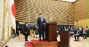 緊急事態宣言の延長を発表し、国民に対して改めて協力を呼びかける安倍晋三首相＝４日午後、首相官邸（春名中撮影）
