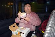 さて、何分後に食べられるのかな。「パッケージに『できあがりは60分後』って書いてあります…」。放心する杉渕