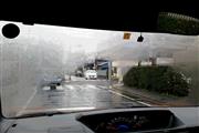 杉渕が乗ったとたんに激しく曇り始めた車内。デフロスターがなかなか効かない