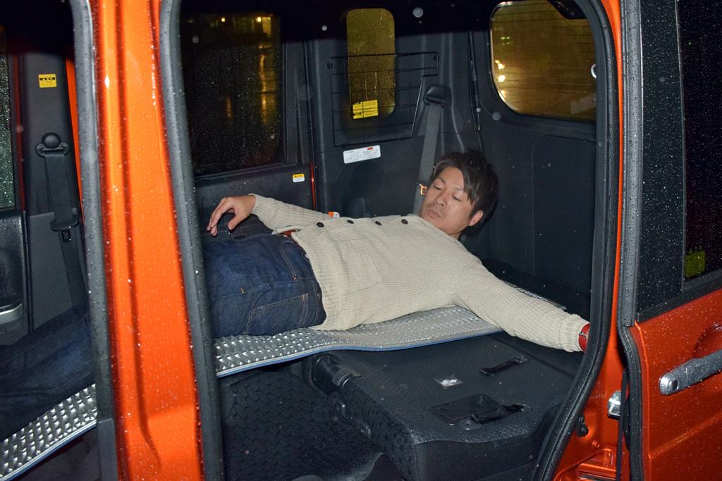 172cm、63kgなら2人で寝ることも可能。ただし、寝返りをうつ余裕は全くない