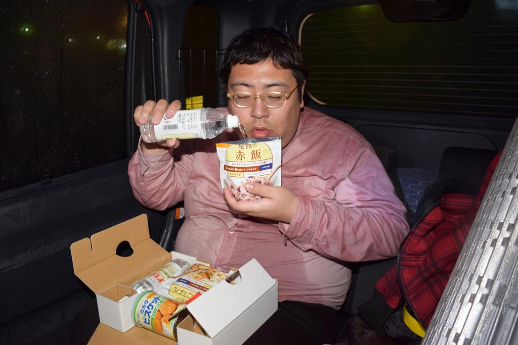 お腹がすいたので非常食セットの赤飯を作る。まずは内側の線まで100mlほど水を注ぐ