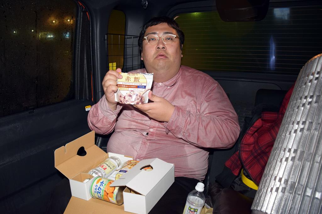 さて、何分後に食べられるのかな。「パッケージに『できあがりは60分後』って書いてあります…」。放心する杉渕