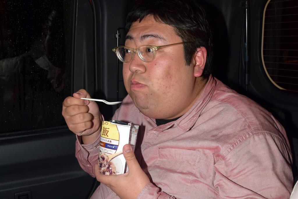 ん…うまい？？　想像以上の美味しさに驚く杉渕。「ごま塩でごまかせば何とか食えます。すべてごま塩のおかげです」