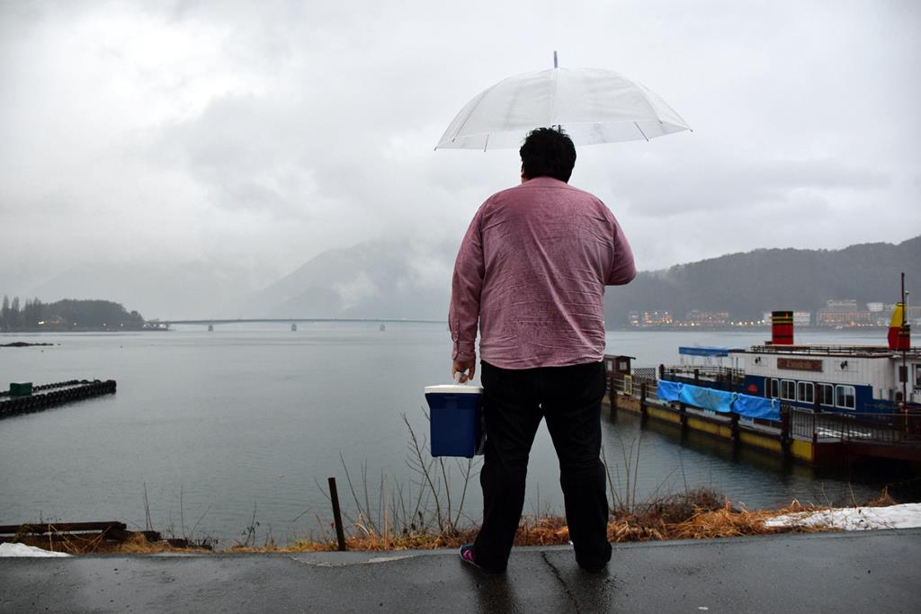 悪天候の影響で釣り人ゼロ。美味しいワカサギの天ぷらを食べる夢が絶たれ、クーラーボックス片手に呆然と立ち尽くす杉渕