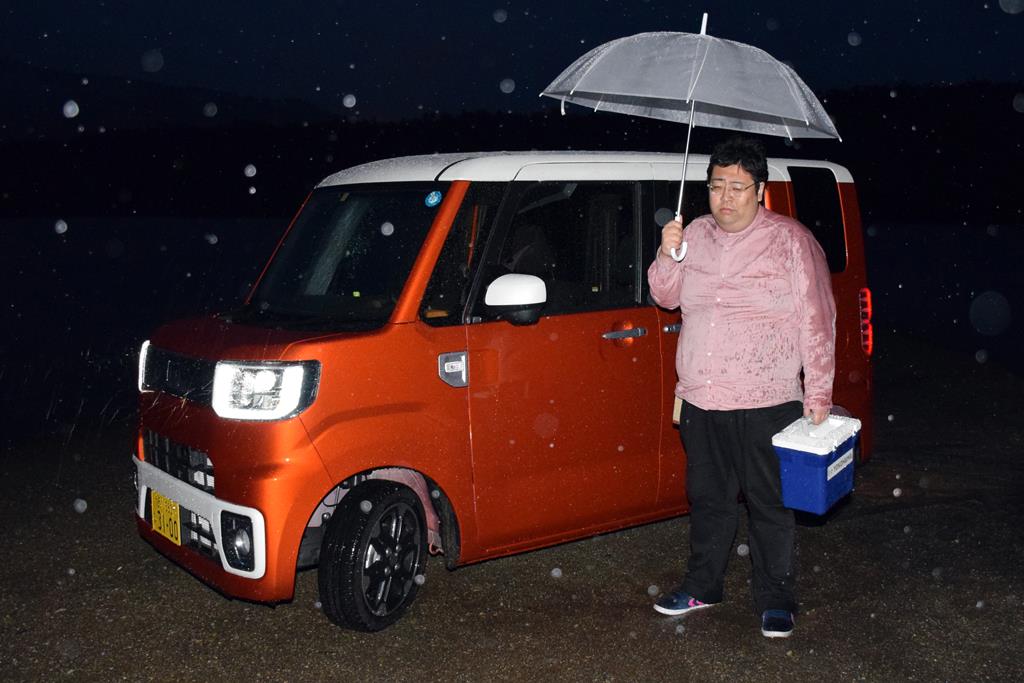 西湖とウェイク。後方に霊峰富士と青木ヶ原樹海があるが、夜8時では何も見えず。カーナビで現在地を見せても、富士五湖にいることを信じようとしない杉渕