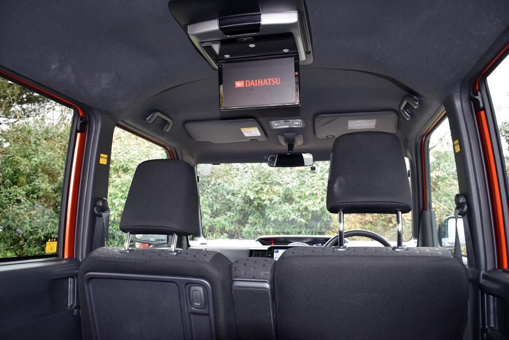 吊り下げ式の後席モニターでテレビやDVDを見ることができる。それにしても天井が高い。窓も大きいので開放感たっぷりだ