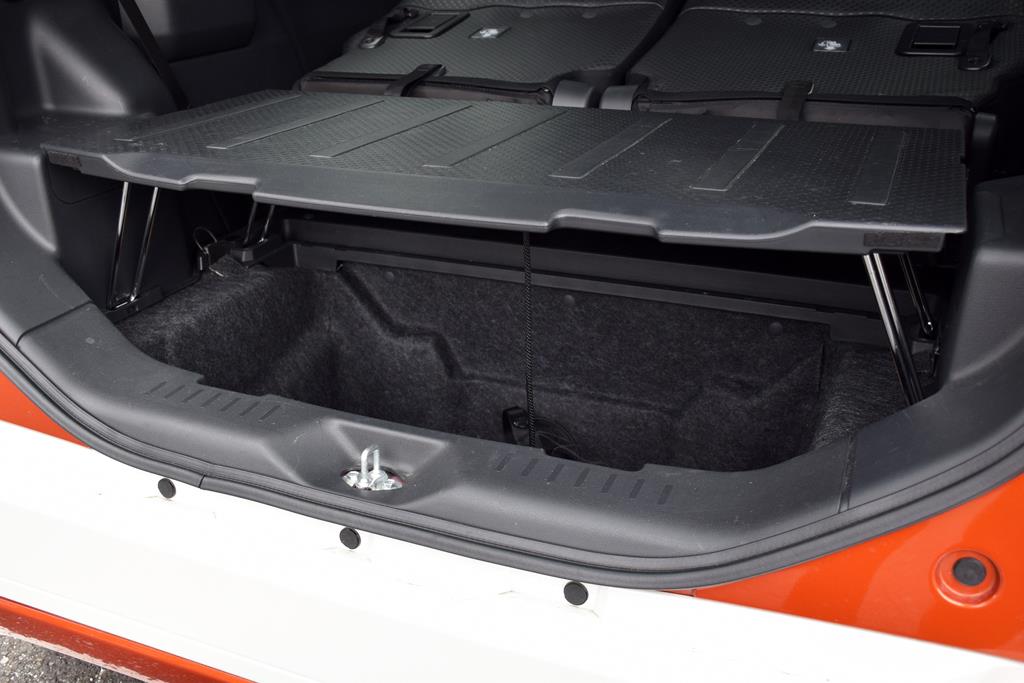 デッキボードの脚を立てれば、アンダートランクの容量が大幅にアップ。高さのあるクーラーボックスも楽々入る。もちろんボードの上に荷物を置くこともできる