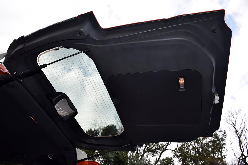 縦長のバックドア。荷物の出し入れ時など、ちょっとした雨をしのぐのにも役立った