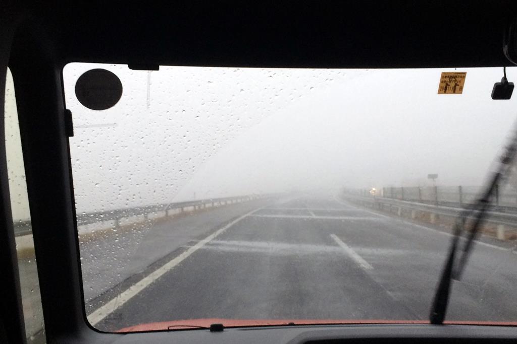 激しい雨と霧で50m先が全く見えない中央道。50km/h速度規制がかかる区間もあった