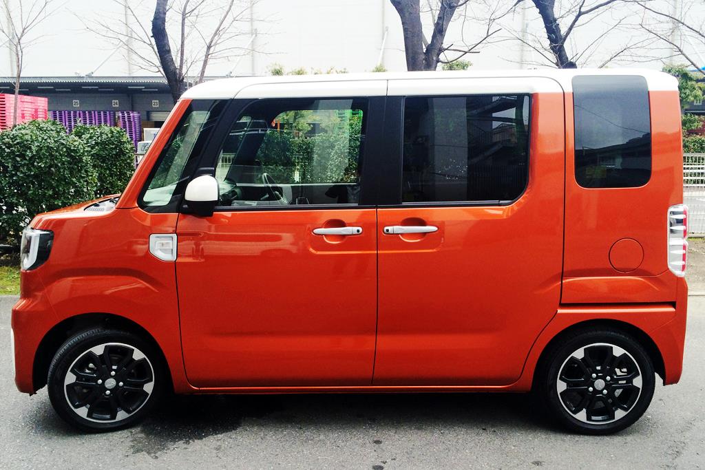 ウェイクを側面から見る。スーパーハイトだがフロア高は低い。この形を見れば車内スペースの大きさにも納得