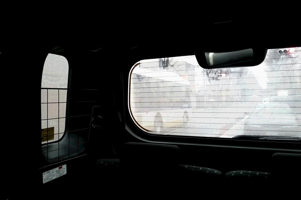 杉渕が乗ったとたんに激しく曇り始めた車内。リアのデフロスターはもはや効果ゼロ