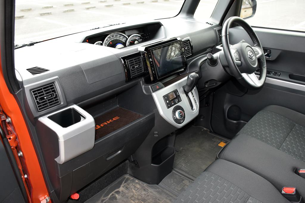 助手席の大型トレイ、8インチディスプレイ直下の隙間、センターコンソール下のポケットなど収納が豊富