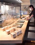 大型連休明けからランチやお弁当販売で営業再開を目指す鳥料理店「銀座　神籬」。カウンター席の間にはアクリル板（手前）を設置する＝４日、東京都中央区（三尾郁恵撮影）