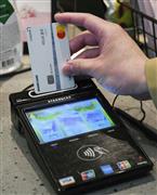 ソウル市内の飲食店でカード決済する利用客（共同）