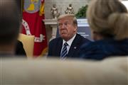 ４月３０日、ホワイトハウスで、新型コロナウイルスに関する会合に出席するトランプ米大統領（ＡＰ）
