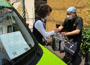 料理を飲食店で受け取り、宅配に向かうタクシー運転手（左）＝２日、静岡市葵区