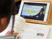 臨時休校中、学習動画で学ぶ児童。不登校傾向の子供にとって、再び学校に通い始めるにはエネルギーが必要だ＝大阪市内（本文とは関係ありません）