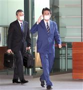 出邸する安倍晋三首相＝８日午前、首相官邸（春名中撮影）