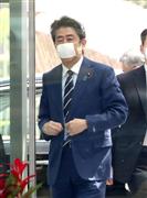 出邸する安倍晋三首相＝８日午前、首相官邸（春名中撮影）