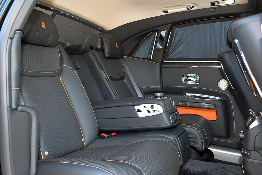 広々とした後席。シートクーラーを入れると、シート全体から冷風が噴き出してきた。ガーゼを置いたらふわりと浮いたのにはびっくり