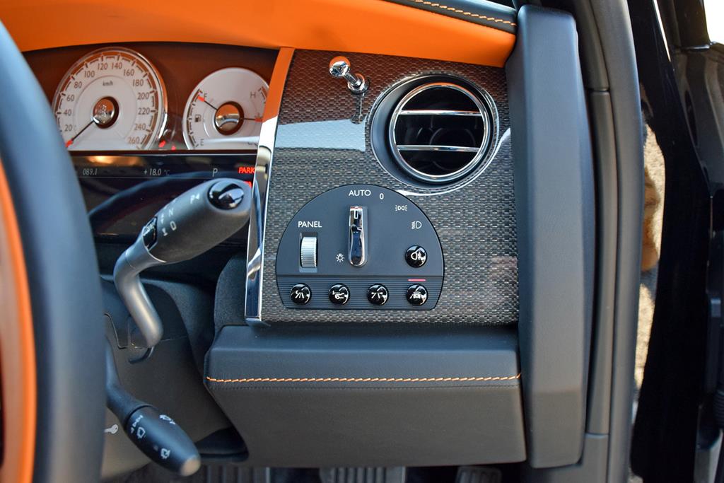 灯火類の操作パネル