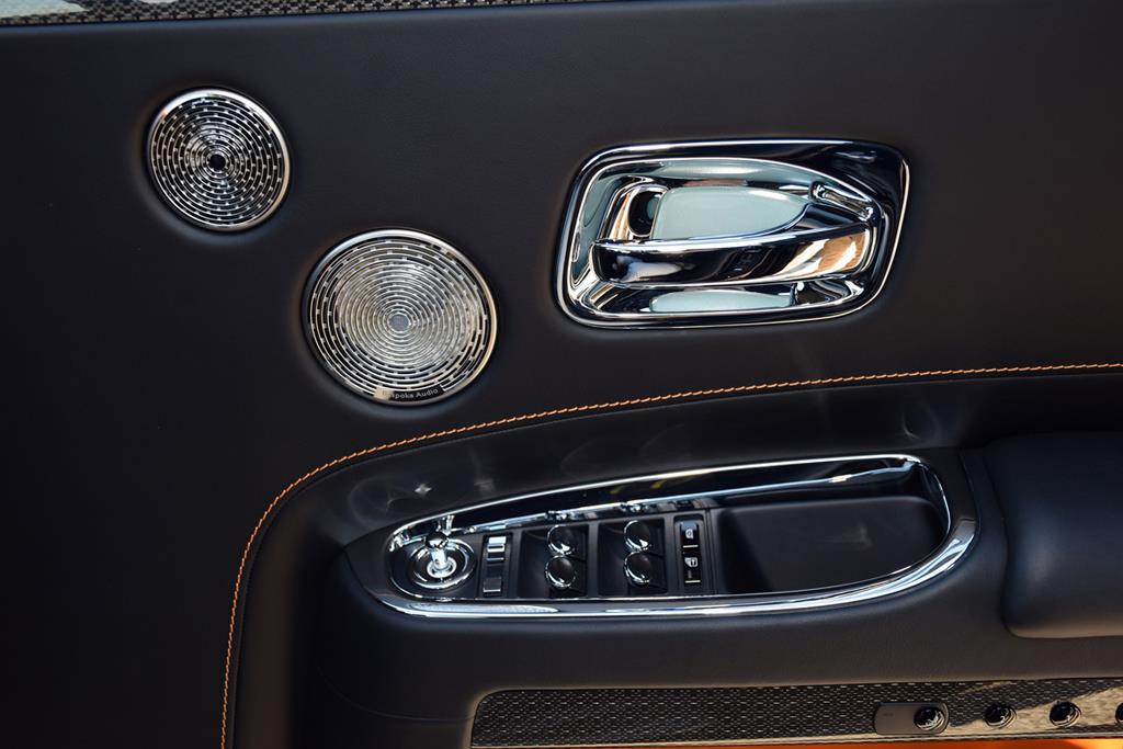 ドアトリムに配したスピーカーと、きらりと輝くインナーハンドル