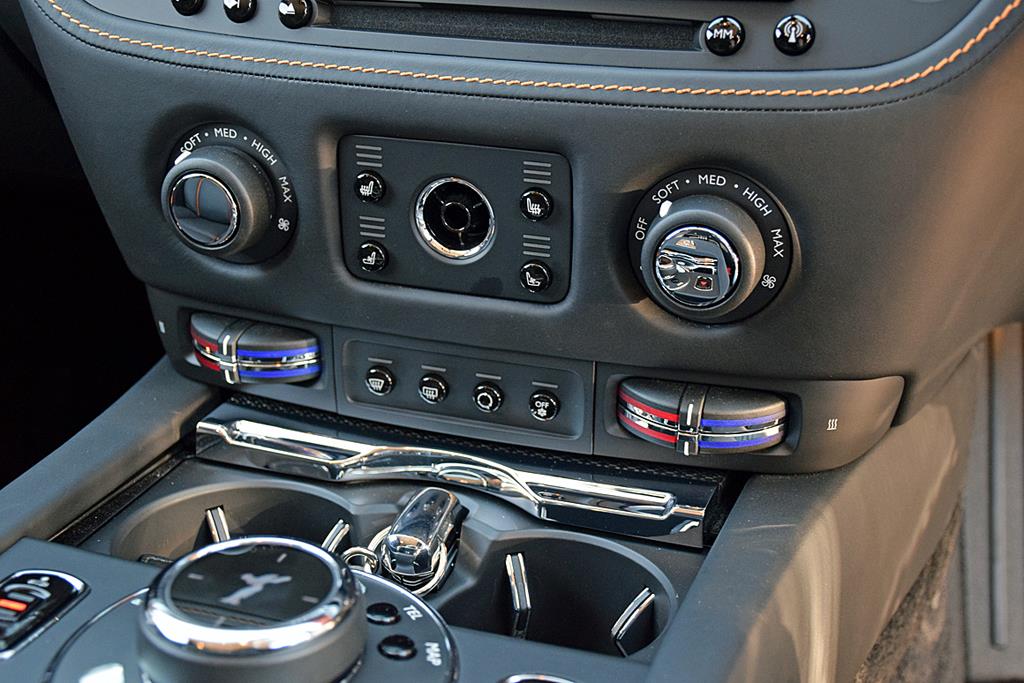 エアコンの操作スイッチ。温度調節のダイヤルなど直感的にやや使いづらい