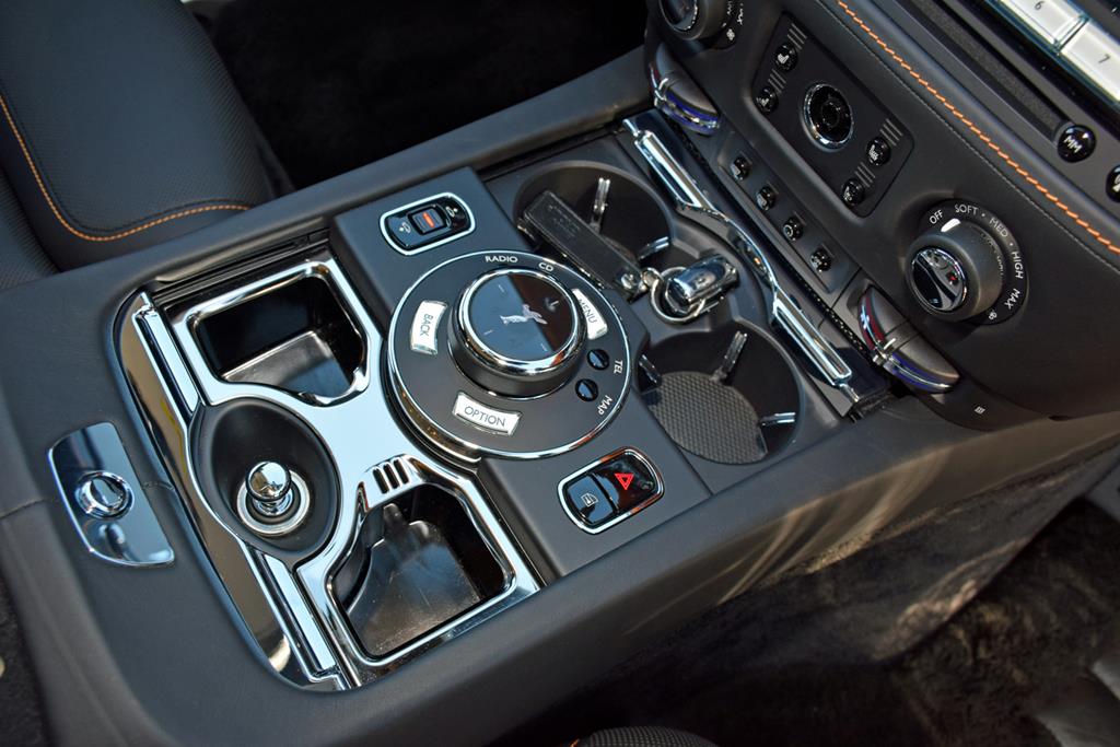 センターコンソール中央のロータリーコントローラーは、ダイアル上部がタッチパッドになっている