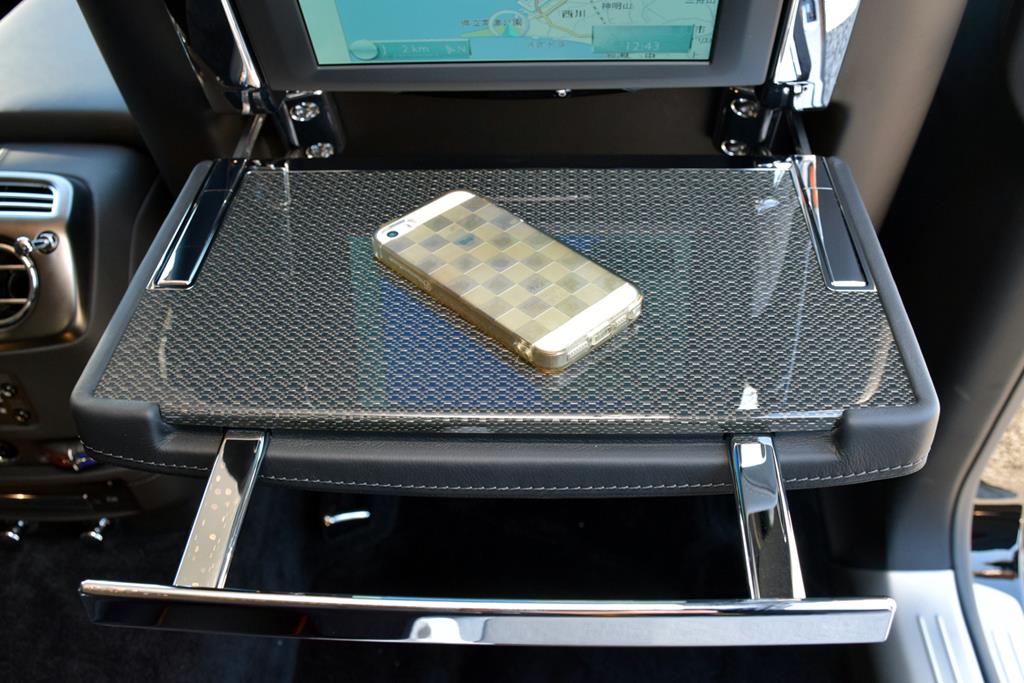 テーブルを使う時はいったん引き上げてから手前に倒す