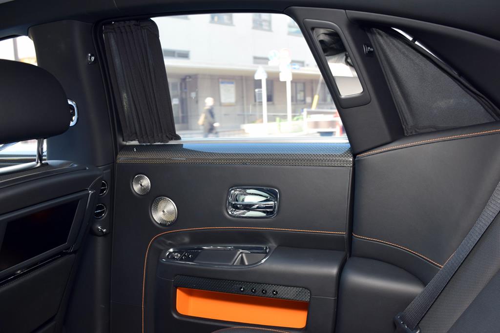 後席からの景色。まるで音を消したテレビ画面を眺めているような感覚に陥る