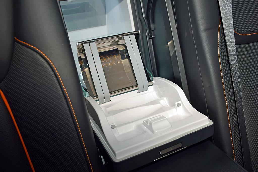 シャンパングラスを2本も横置きできるトレー。その奥にはシャンパンを冷やせる冷蔵庫