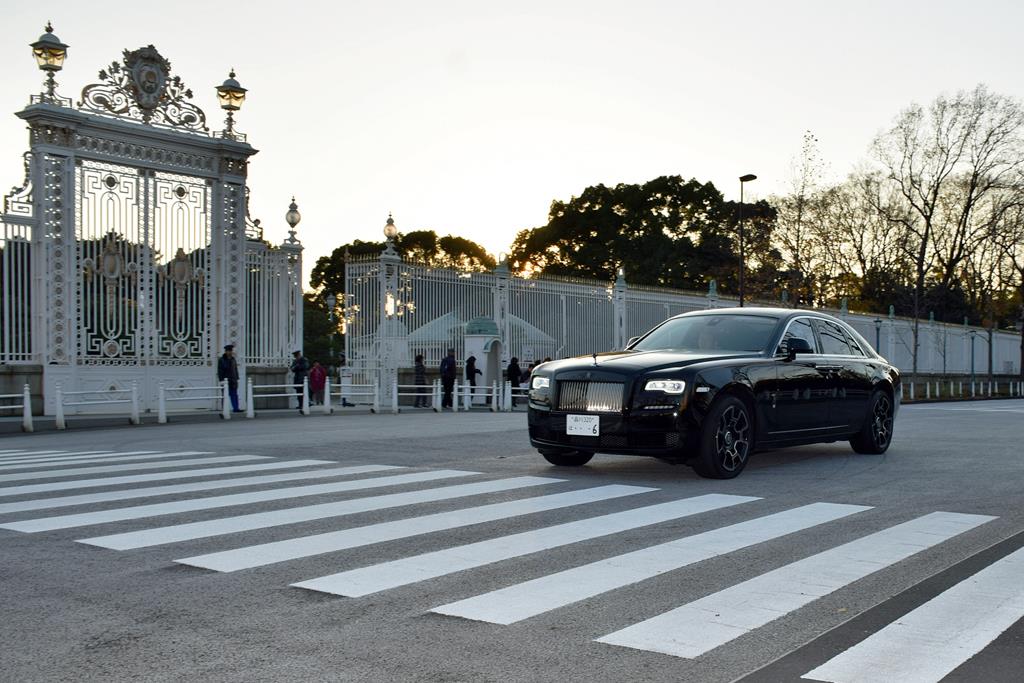 夕暮れ時の迎賓館前を走るゴースト