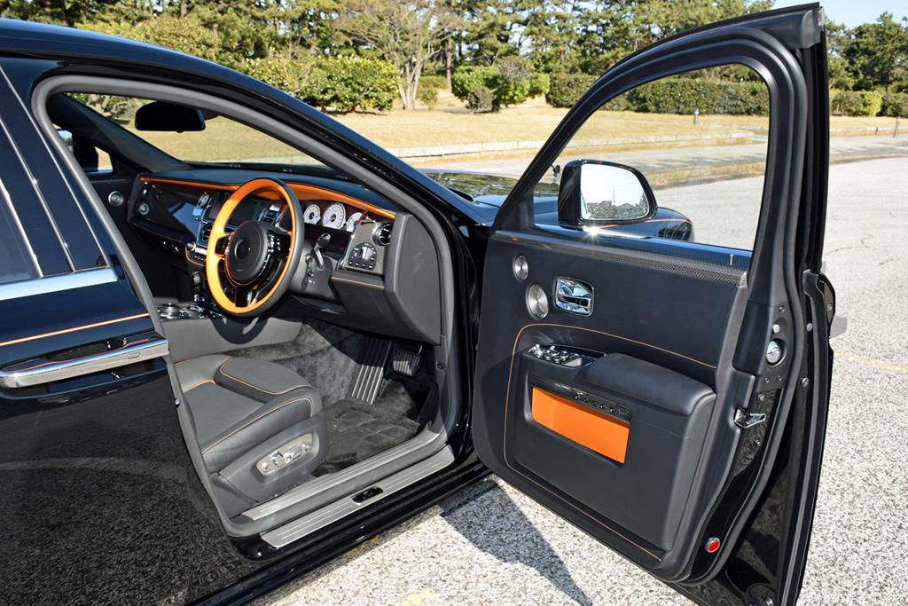 重厚感に満ちた運転席周り