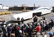 報道関係者に初めて公開された、リニア中央新幹線の改良型試験車先頭車両＝３月２５日午後、山口県下松市の日立製作所笠戸事業所