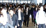 ゴールデンウイーク明けに出勤するビジネスマンら。押印のため在宅勤務ができないという問題は解消に向かいつつありハンコ文化がおわりを迎えようとしている＝７日午前、東京都港区の品川駅