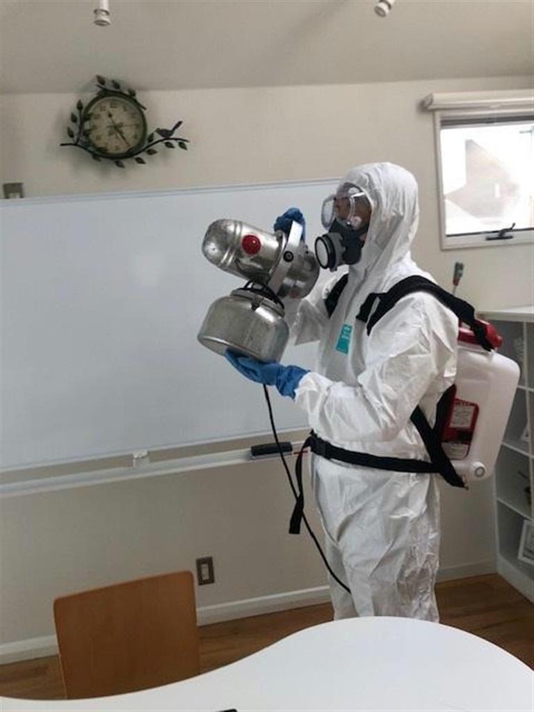 殺菌消毒作業に当たるＦＣＣ社員。スタッフは防護服やマスクなど完全防備で安全確保